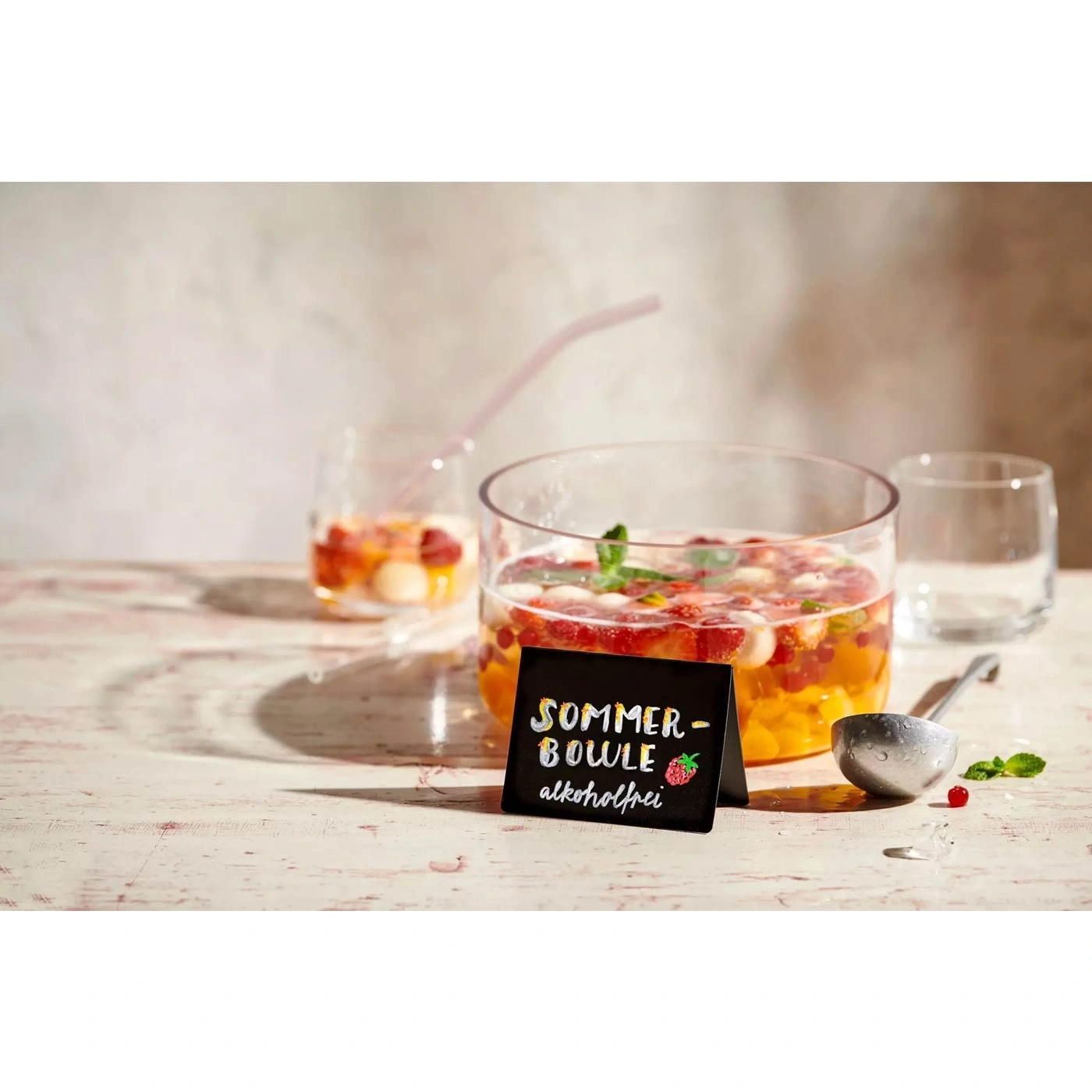 Sommerbowle alkoholfrei mit Früchten in einem Glasgefäß