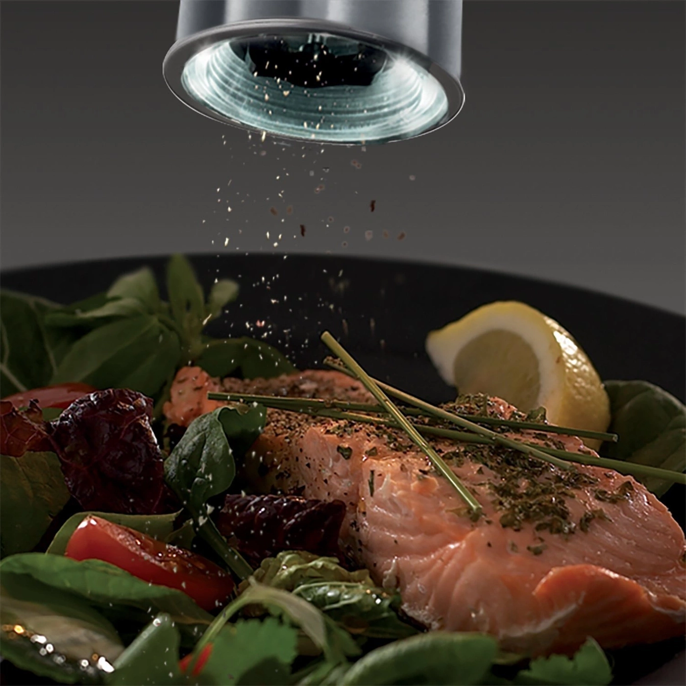 Ein Fischfilet mit Kräutern und Zitrone wird mit Gewürzen bestreut.