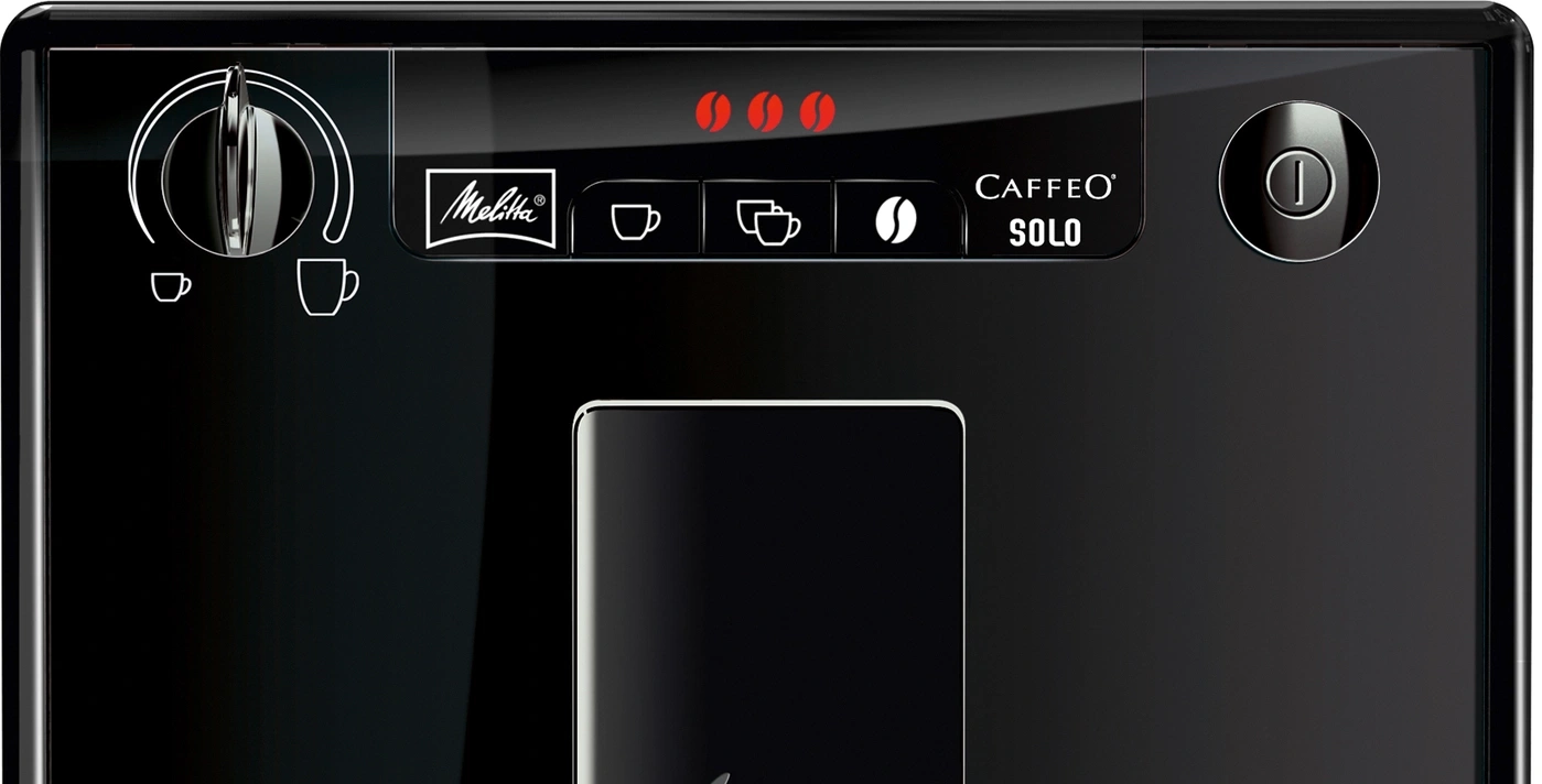 Kaffeemaschine mit Knöpfen und Anzeigen für Kaffeezubereitung und Einstellungen.