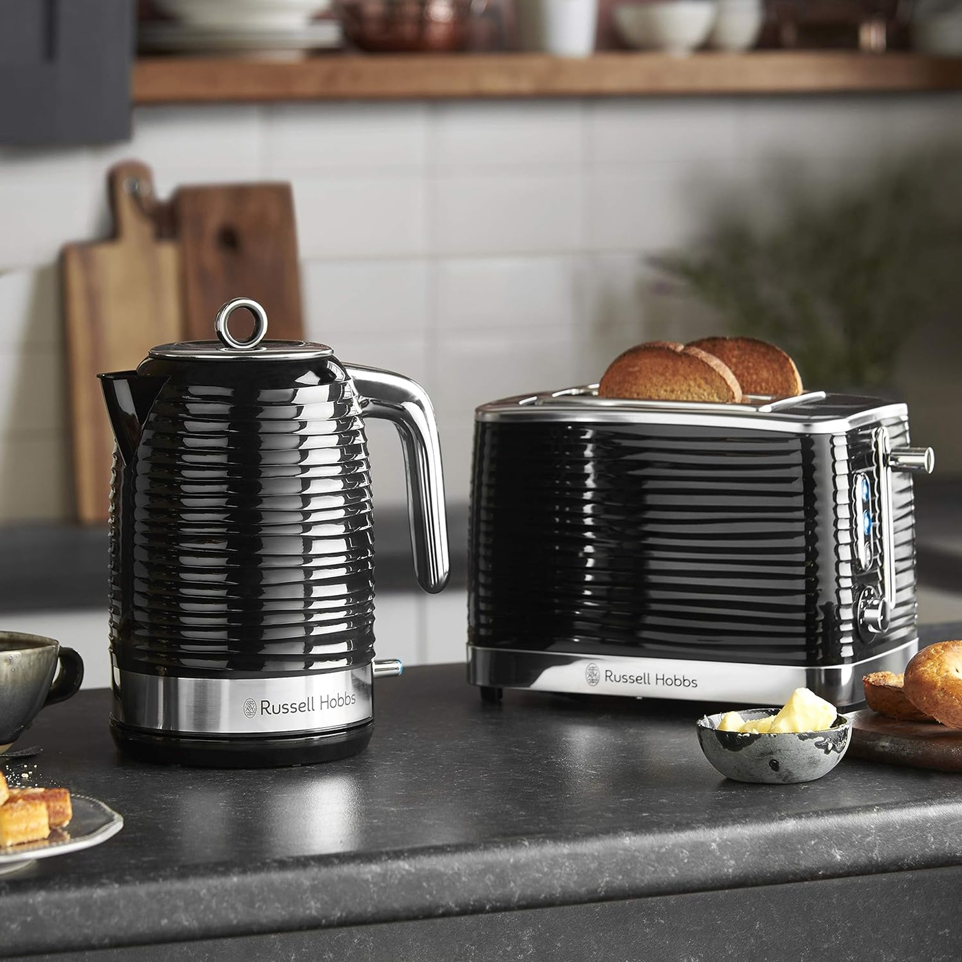 Schwarzer Wasserkocher und Toaster von Russell Hobbs auf einer Küchenarbeitsplatte.