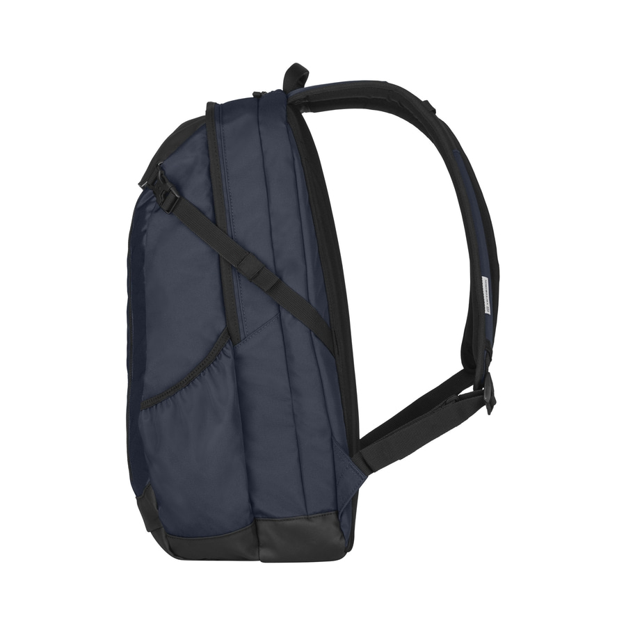 Blauer Rucksack mit schwarzen Details und Trägern, isoliert auf weißem Hintergrund.
