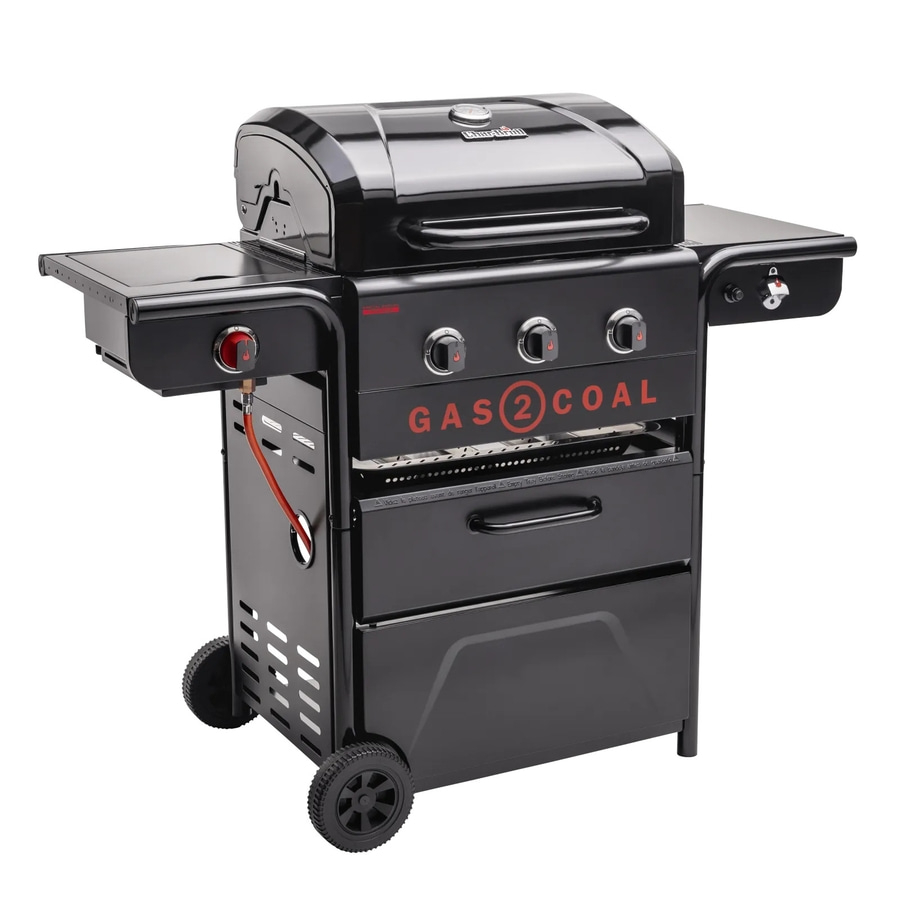 Schwarzer Gas- und Holzkohlegrill mit Rädern und Ablageflächen für den Außenbereich.