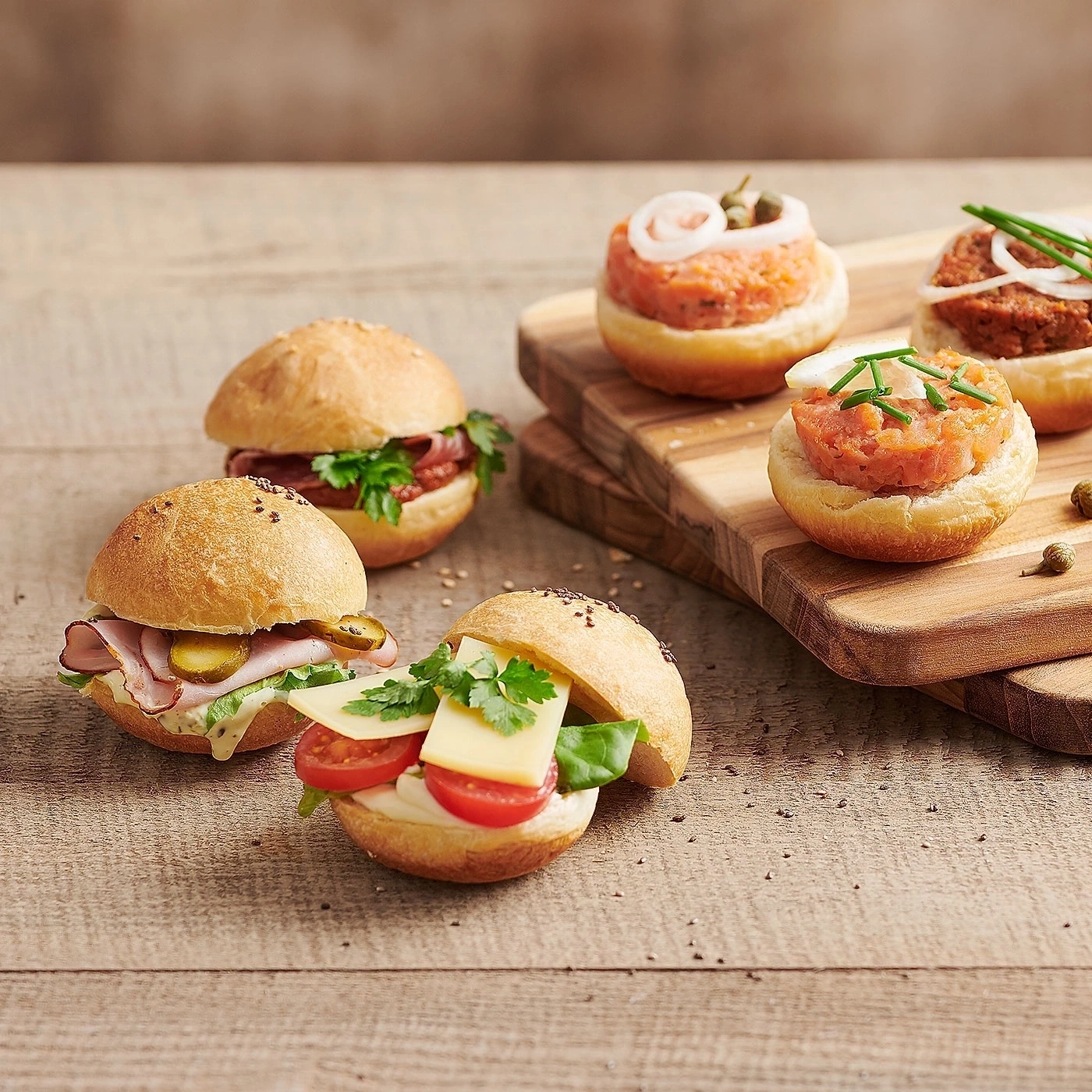 Nahaufnahme von Mini-Sandwiches auf einem Holzbrett, leckeres Essen