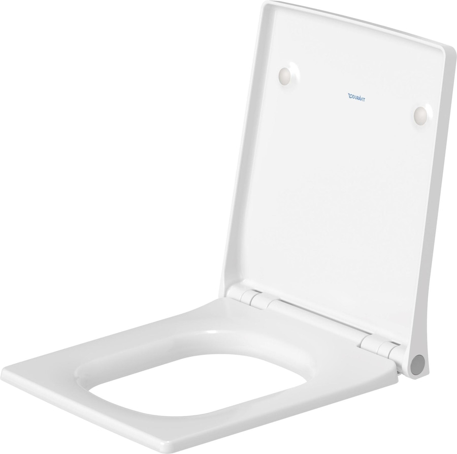 Weißer Toilettensitz mit Deckel, der teilweise geöffnet ist, auf weißem Hintergrund.