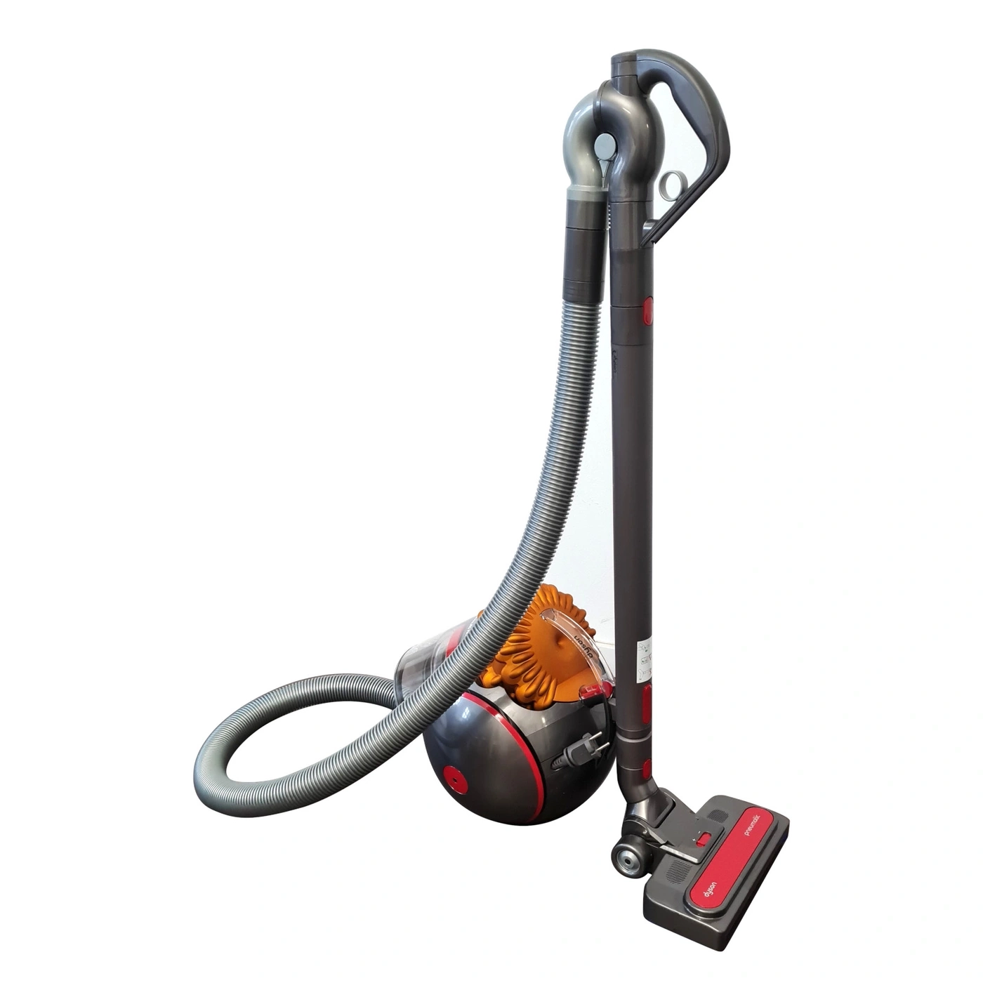 Dyson Staubsauger, grau und rot, mit Schlauch und Bürste, auf weißem Hintergrund