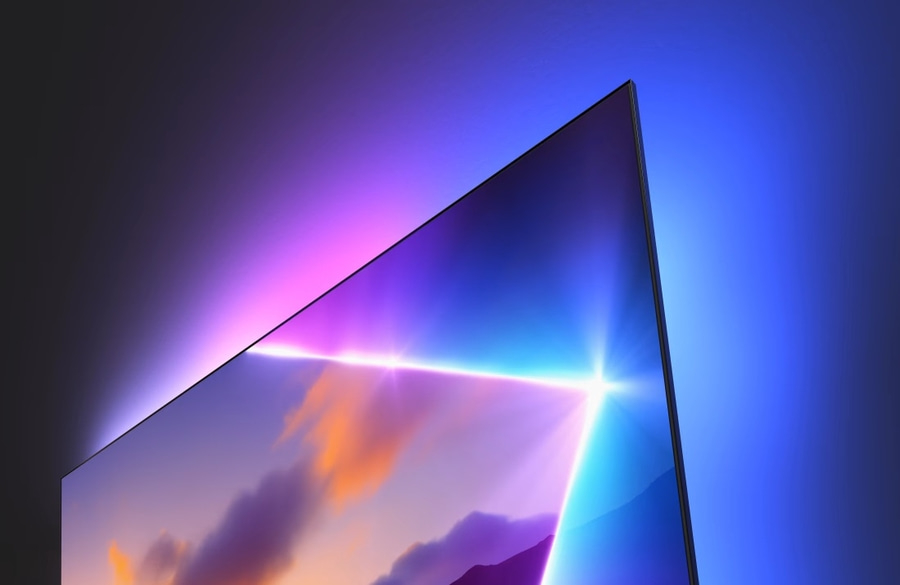 Nahaufnahme eines Fernsehers mit farbiger Hintergrundbeleuchtung und einem Himmelshintergrund