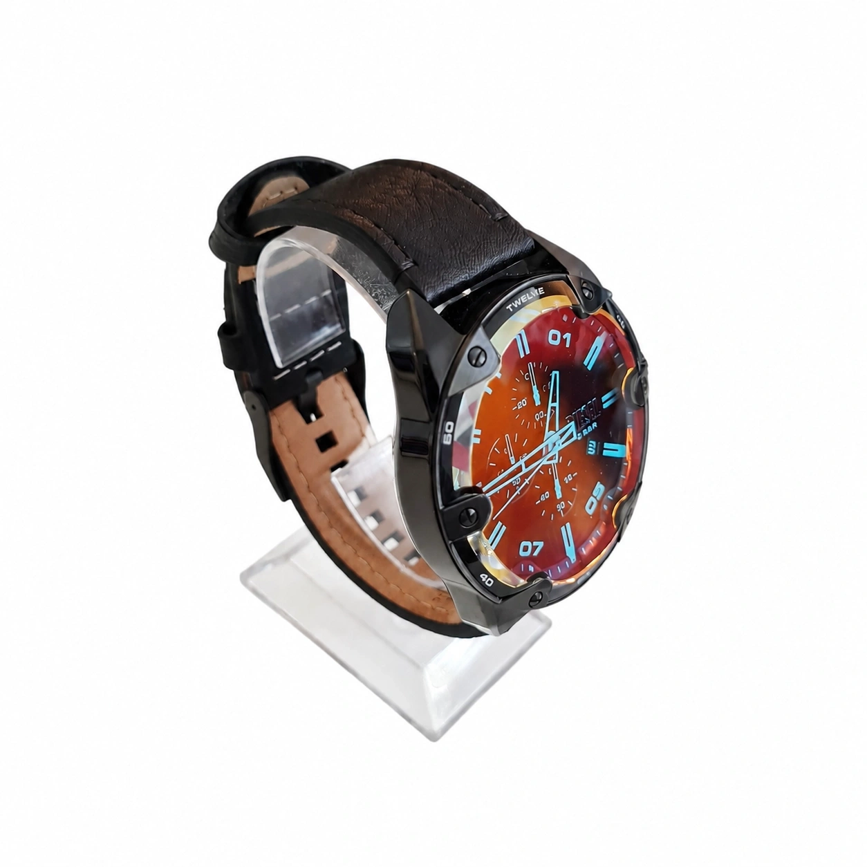 Eine modische Diesel-Armbanduhr mit schwarzem Lederband und auffälligem Zifferblatt auf einem Ständer.