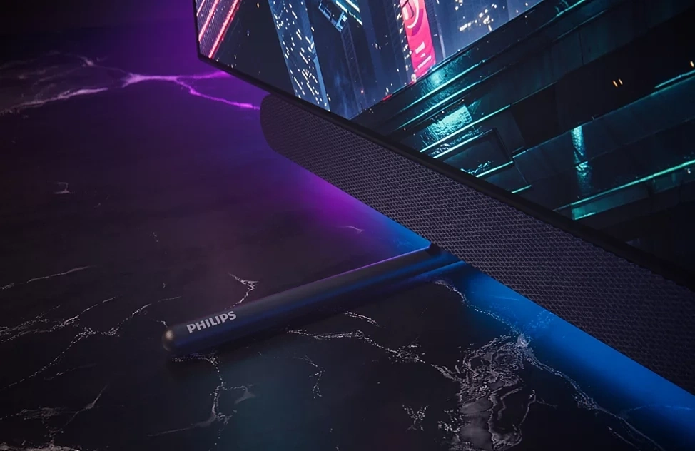 Philips TV mit Beleuchtung auf einem Marmortisch