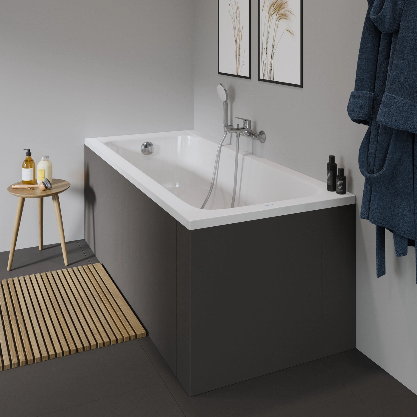 Badezimmer mit Badewanne, Badematte und Bademantel. Graue Wände.