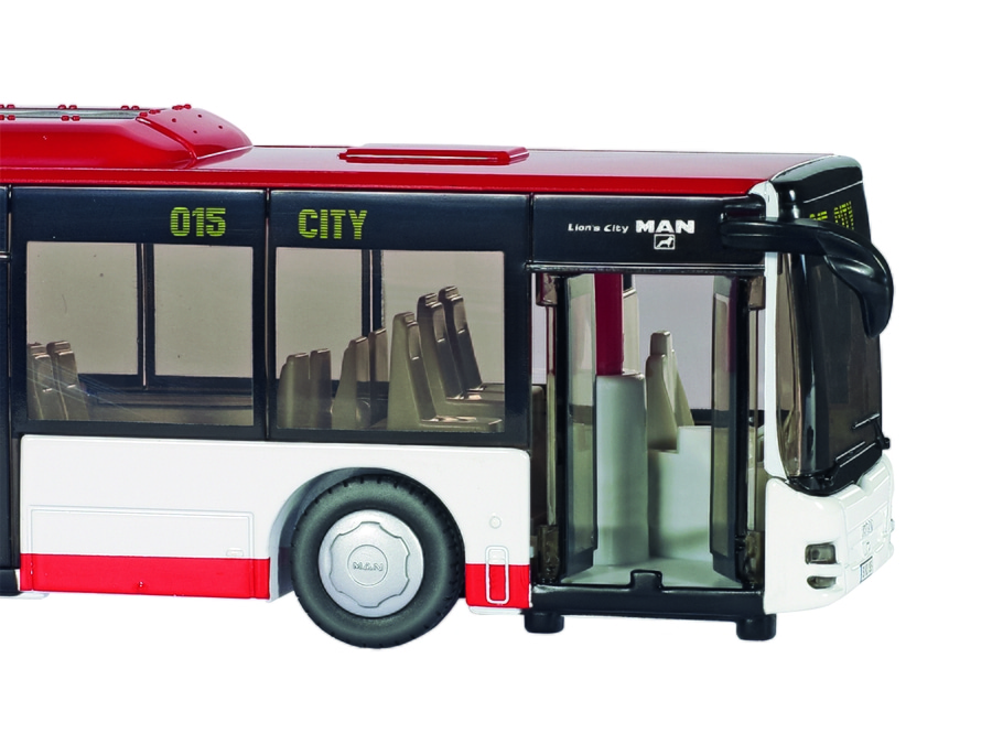 Spielzeugbus, rot-weiß, mit der Aufschrift "015 CITY" und "MAN".