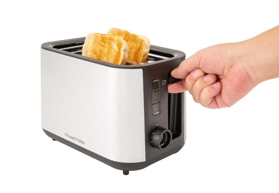 Ein Toaster mit zwei Toastscheiben, die von einer Hand bedient werden.