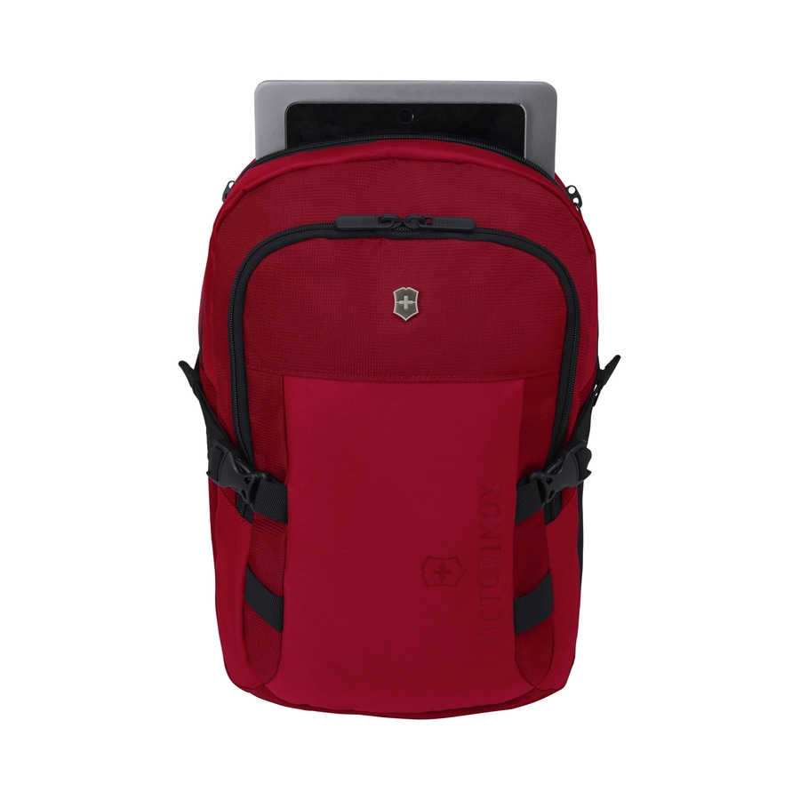 Roter Rucksack mit Tablet. Victorinox-Logo. Alltagstasche. Gepäck. Reise.