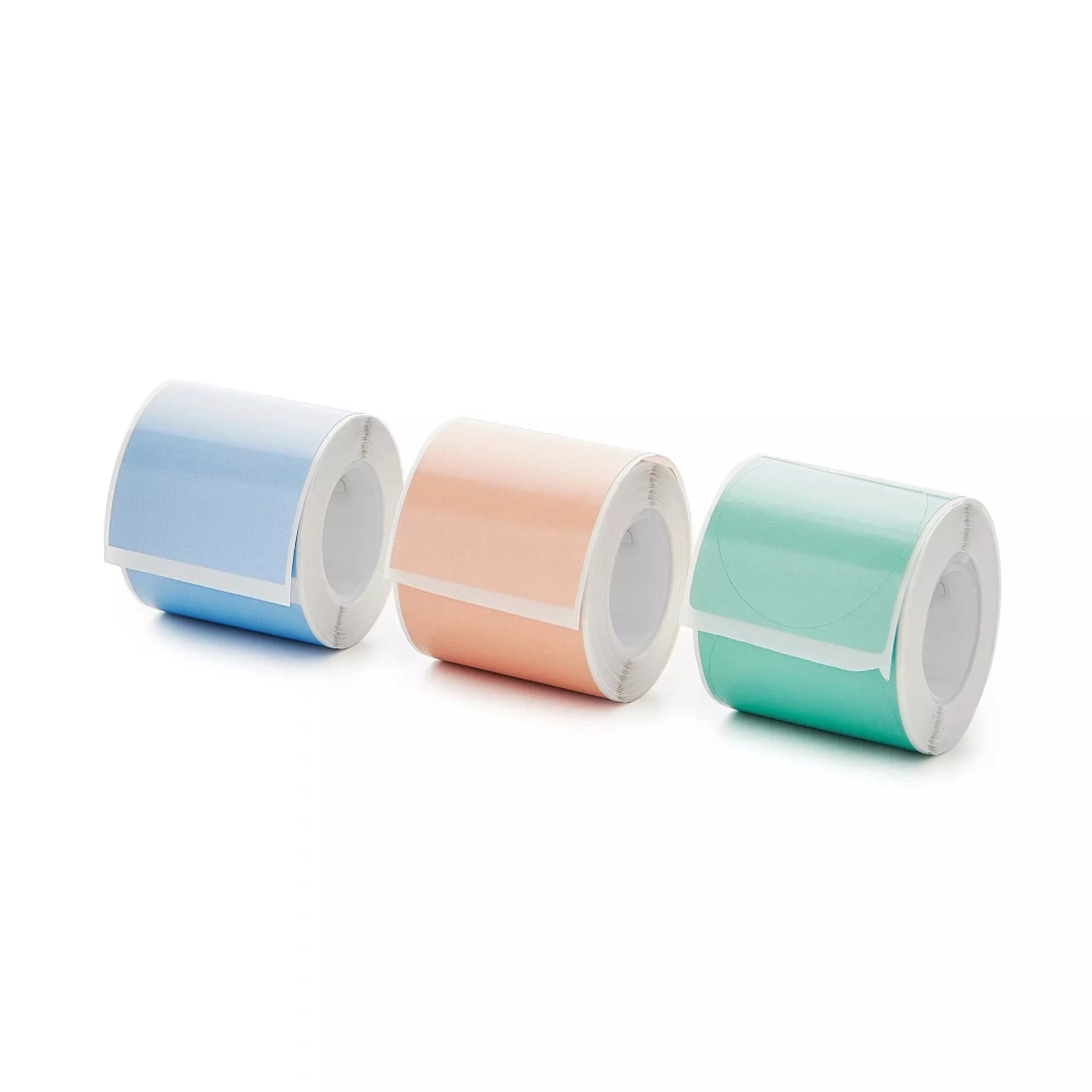 Drei Rollen mit farbigen Etiketten in Blau, Rosa und Grün.