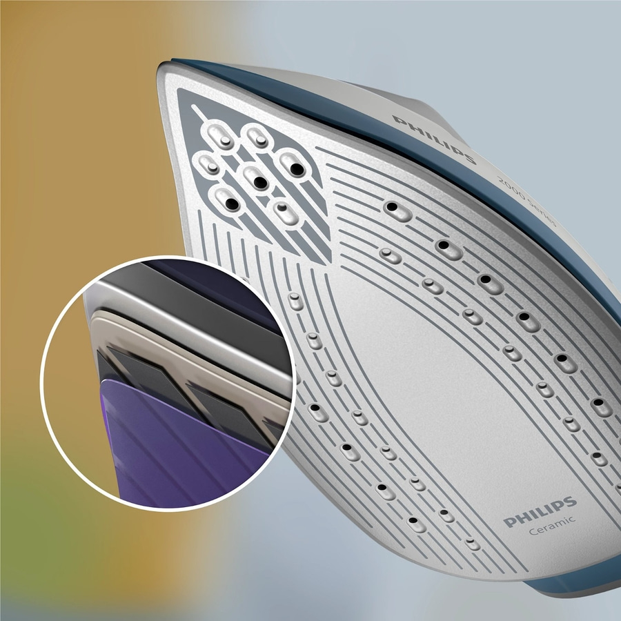 Nahaufnahme eines Bügeleisen mit Keramiksohle und Dampfauslässen.