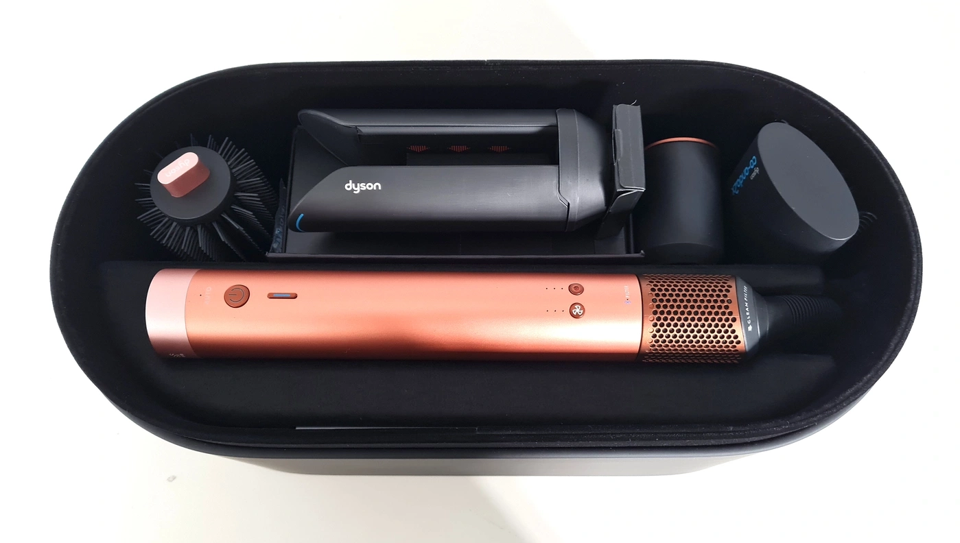 Dyson Haarglätter und Bürsten in einer schwarzen Aufbewahrungsbox.