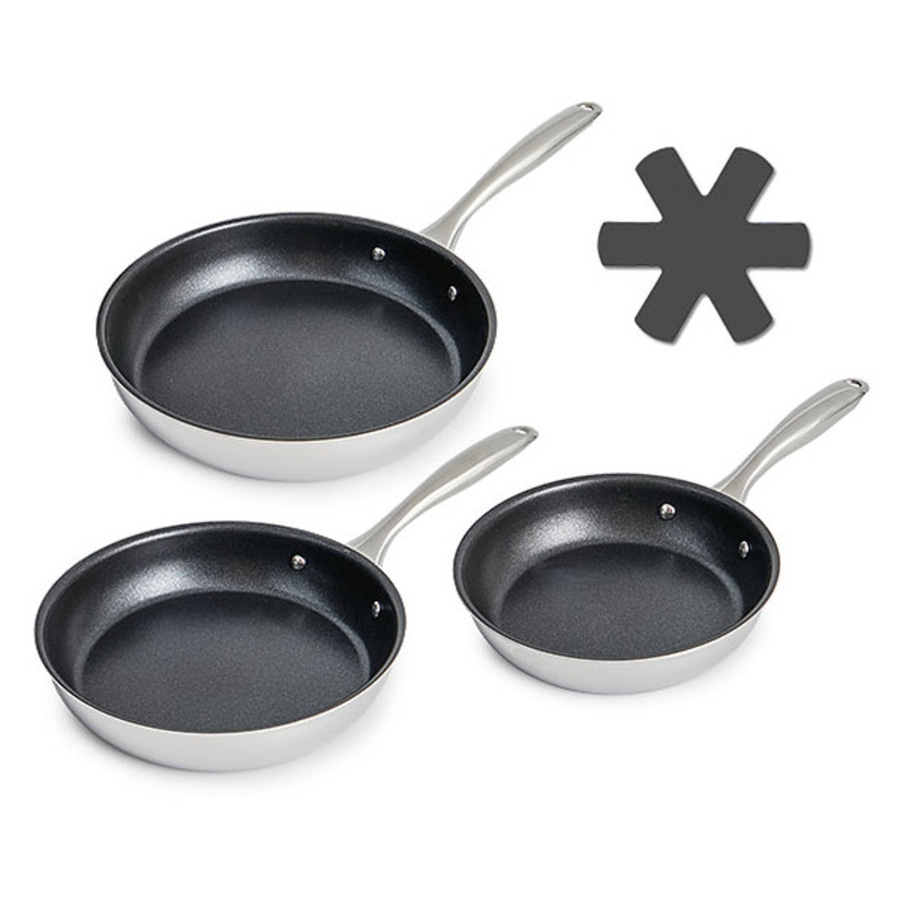 Drei Bratpfannen mit Griffen und einem schwarzen Topfuntersetzer