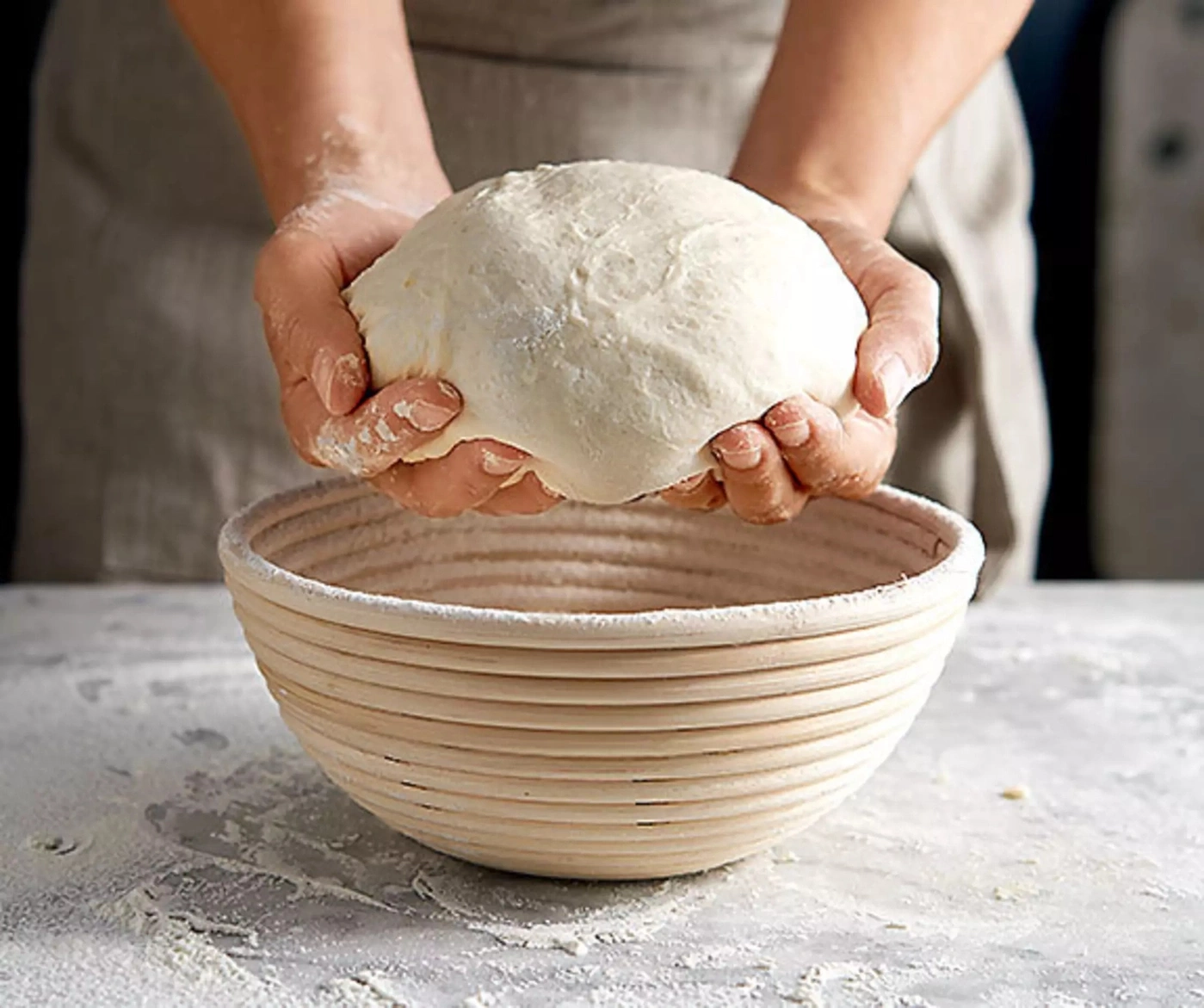 Hände halten Teig über Brotkorb, Backen, Küche, Mehl, Brot, Nahaufnahme, Essen, Kochen