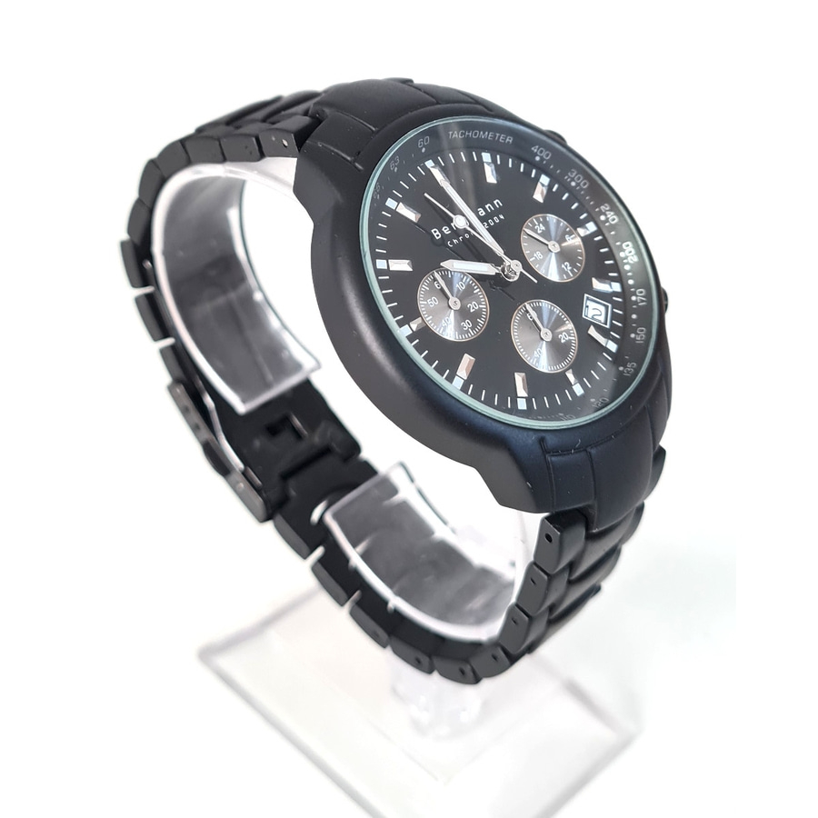 Schwarze Armbanduhr mit silbernen Zeigern und Zifferblatt auf einem Ständer