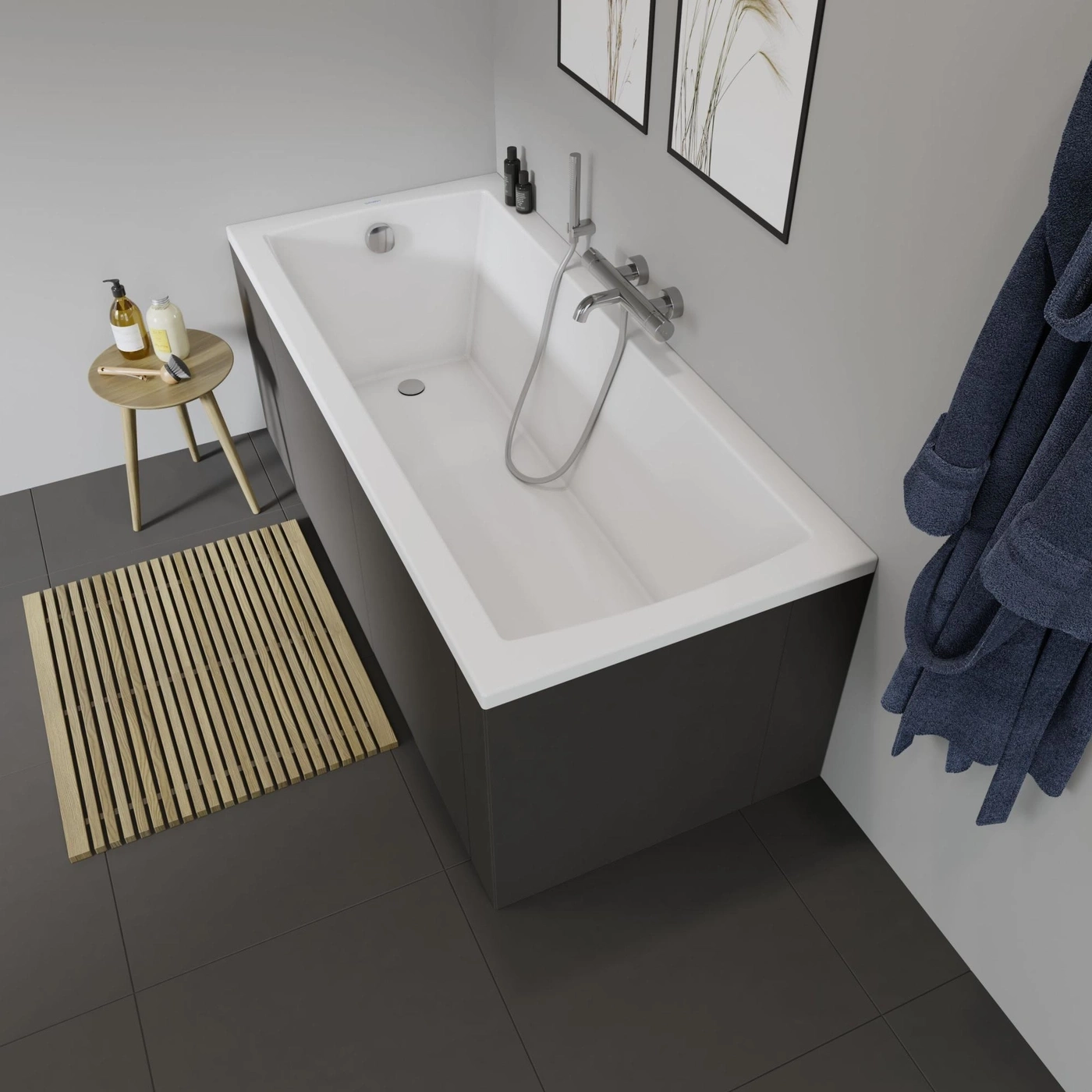 Badezimmer mit Badewanne, Badematte, Handtuch und Dekoration. Graue Fliesen.