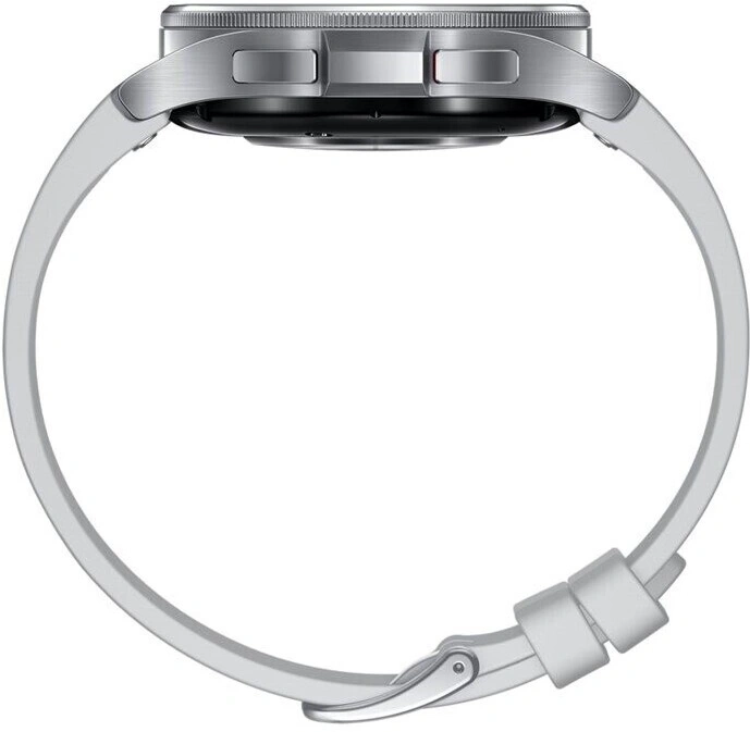 Nahaufnahme einer silbernen Smartwatch mit weißem Armband