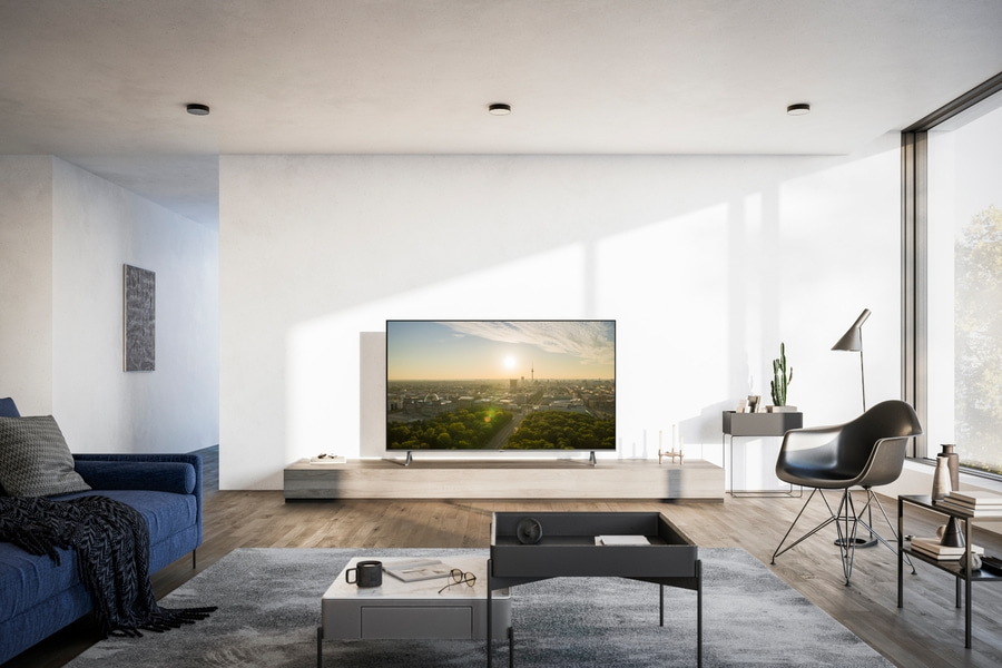 Modernes Wohnzimmer mit Fernseher, Sofa, Tisch und Stuhl. Helles Interieur mit Tageslicht.