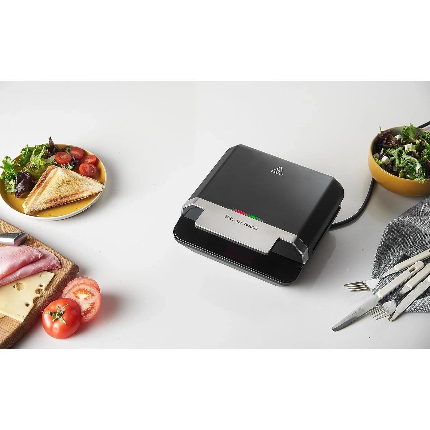 Sandwichmaker mit Essen und Zutaten auf weißem Hintergrund