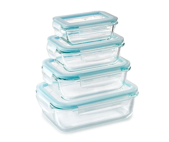 Stapel von vier rechteckigen Glasbehältern mit blauen Dichtungsdeckeln.