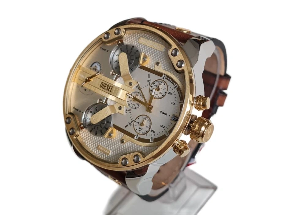 Ein goldener Diesel Chronograph mit braunem Lederarmband