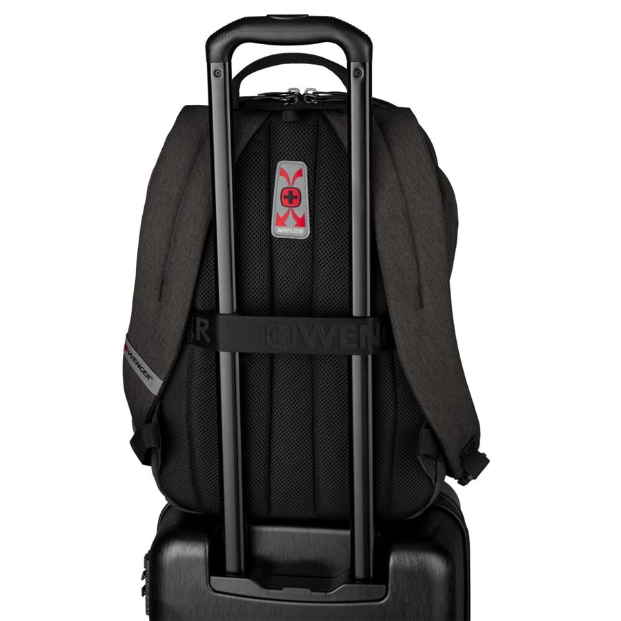 Schwarzer Rucksack auf einem Rollkoffer mit Airflow-System und Wenger-Logo.