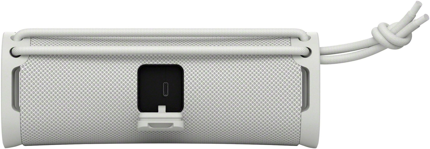 wei
schwarzer USB-C-Anschluss an einem tragbaren Lautsprecher
