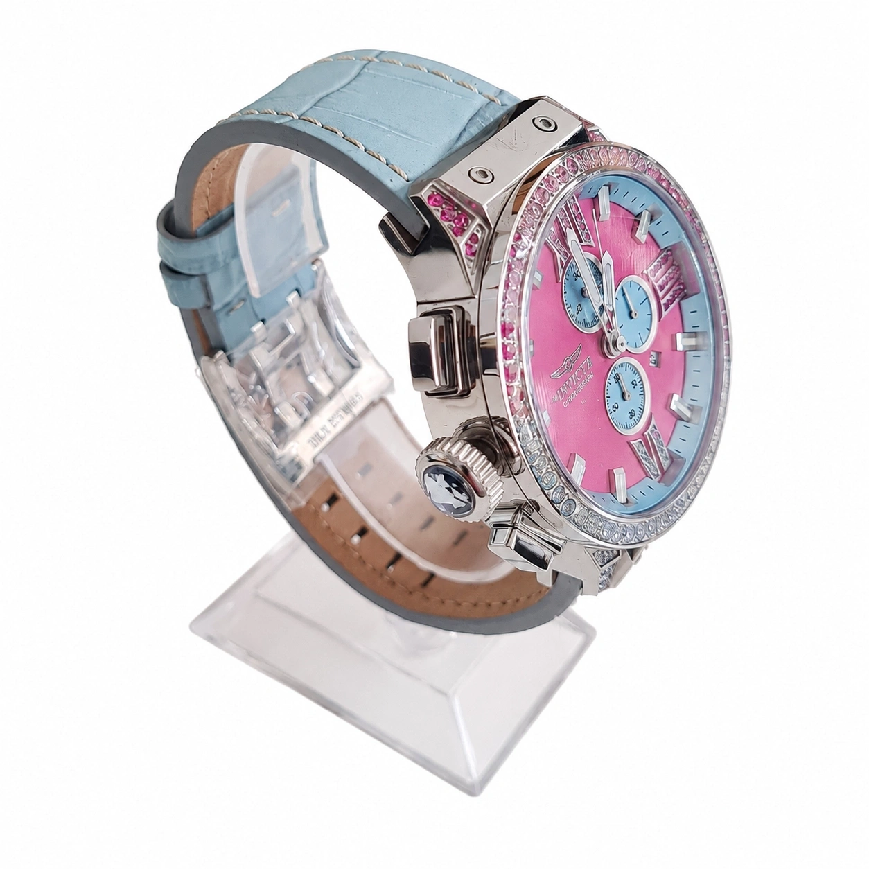 Eine luxuriöse Uhr mit blauem Lederarmband und rosafarbenem Zifferblatt.