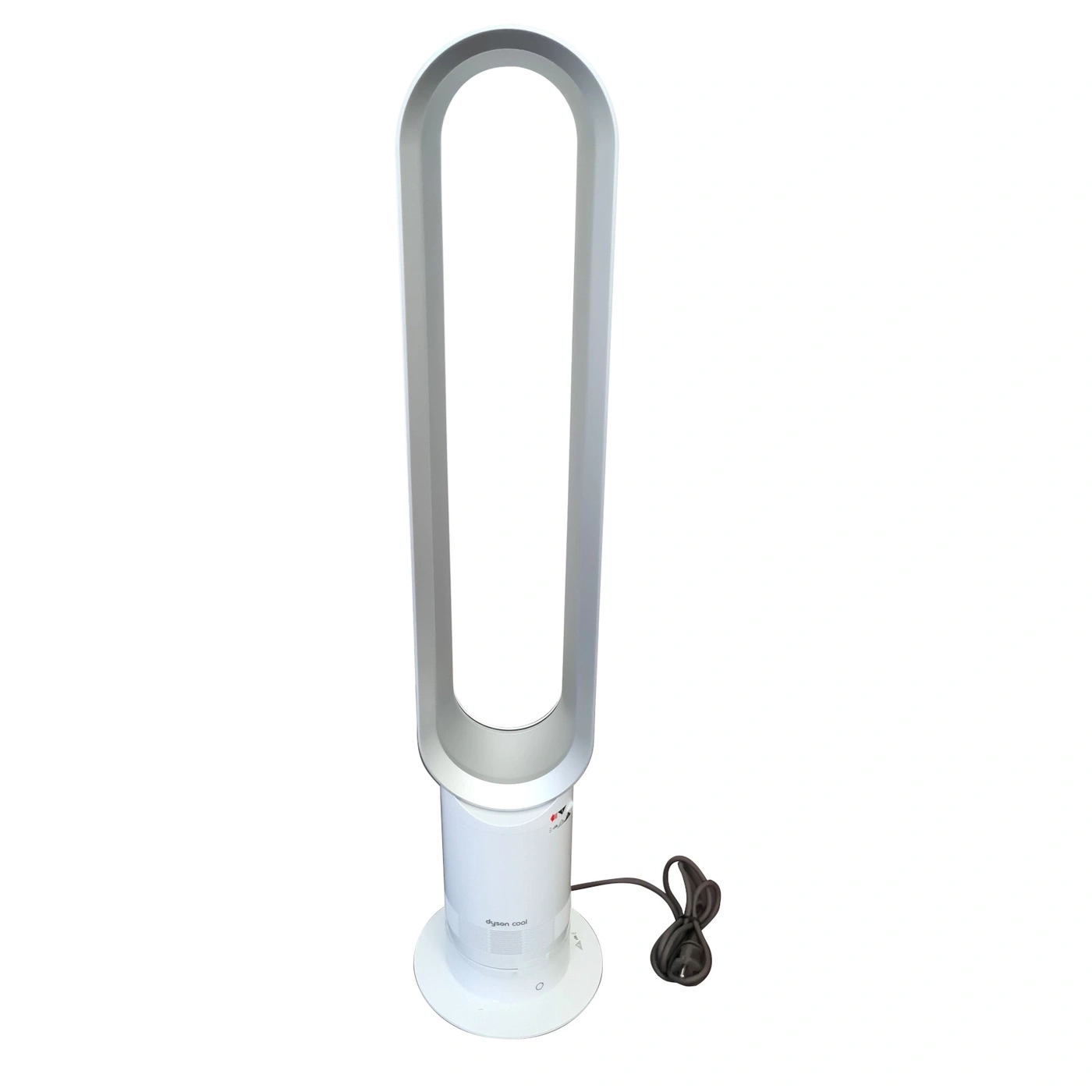 Ein Dyson Lüfter steht auf einem weißen Hintergrund, Nahaufnahme des Geräts.
