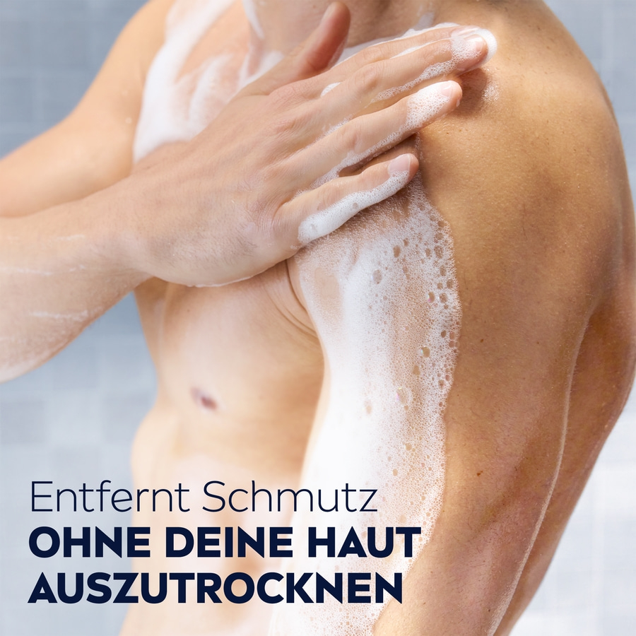 Mann unter der Dusche mit Schaum, der sanft reinigt
