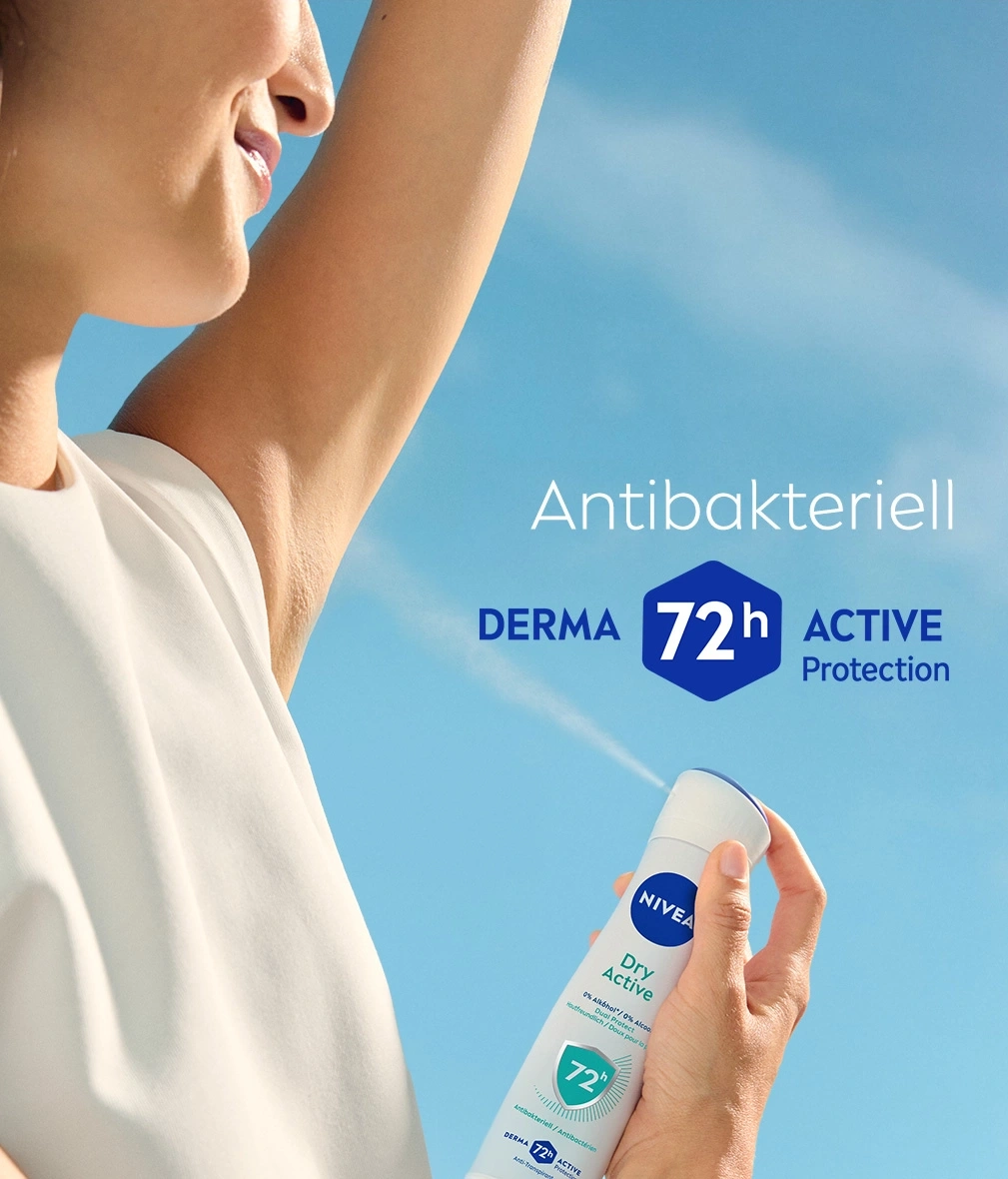 Eine Frau sprüht Nivea Dry Active Deospray auf ihre Achseln.
