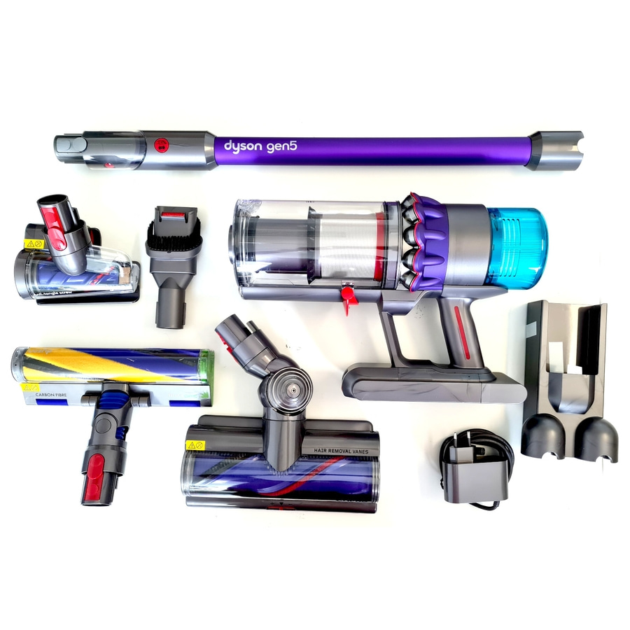 Dyson Gen5 Akku-Staubsauger mit Zubehör auf weißem Hintergrund
