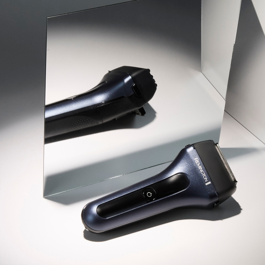 Elektrorasierer mit Spiegel. Remington Rasierer auf weißem Hintergrund. Produktfotografie.