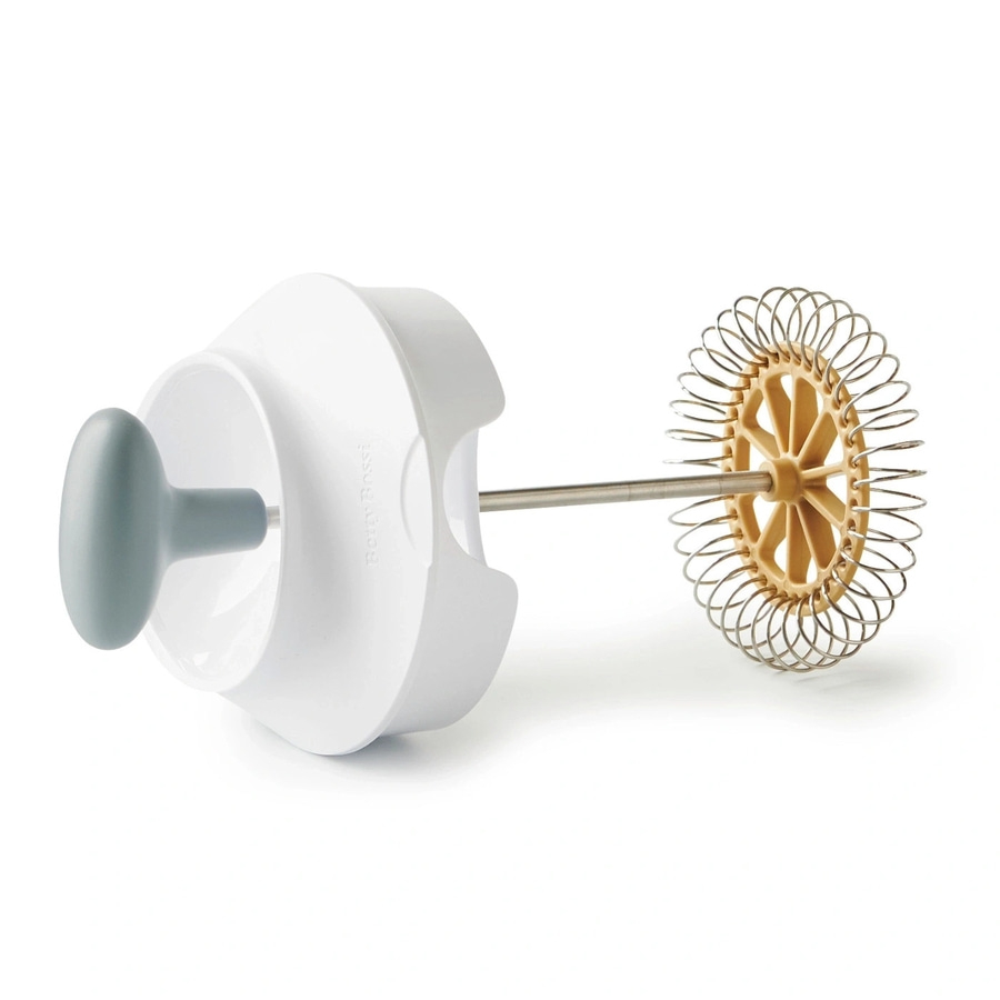 Milchaufschäumer, weiß, mit grauem Griff und gelbem Quirl, isoliert auf weißem Hintergrund