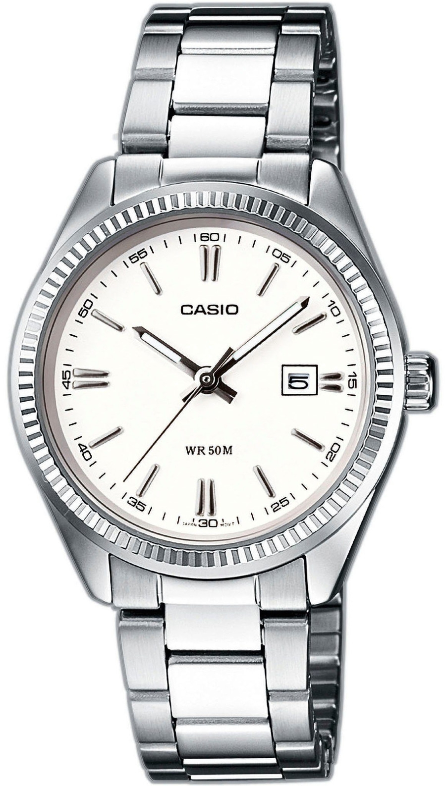 Casio-Uhr mit weißem Zifferblatt, silbernem Armband und Datumsanzeige bei 3 Uhr.