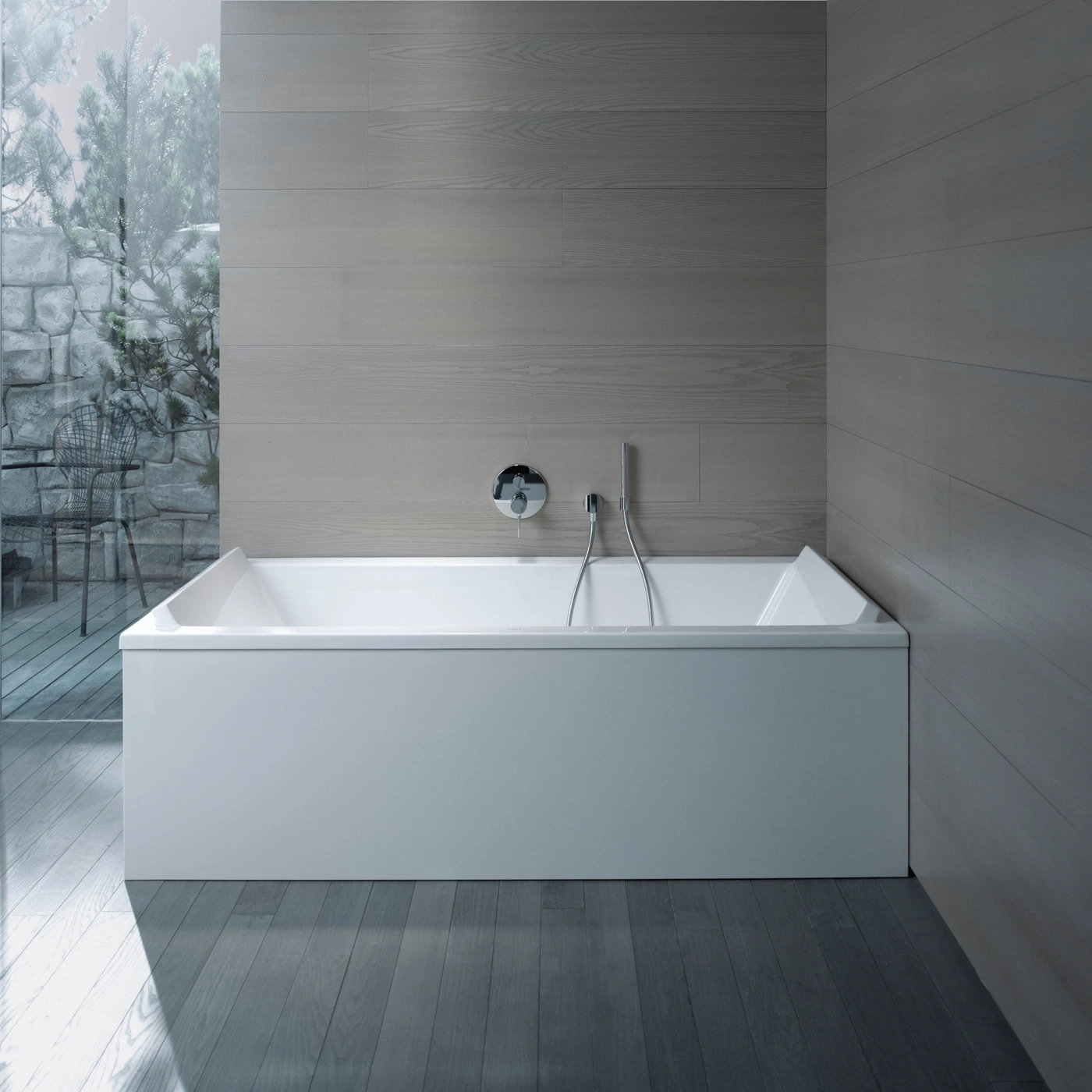 Badezimmer mit Badewanne, Holzverkleidung und Fenster mit Gartenblick. Modernes Design.