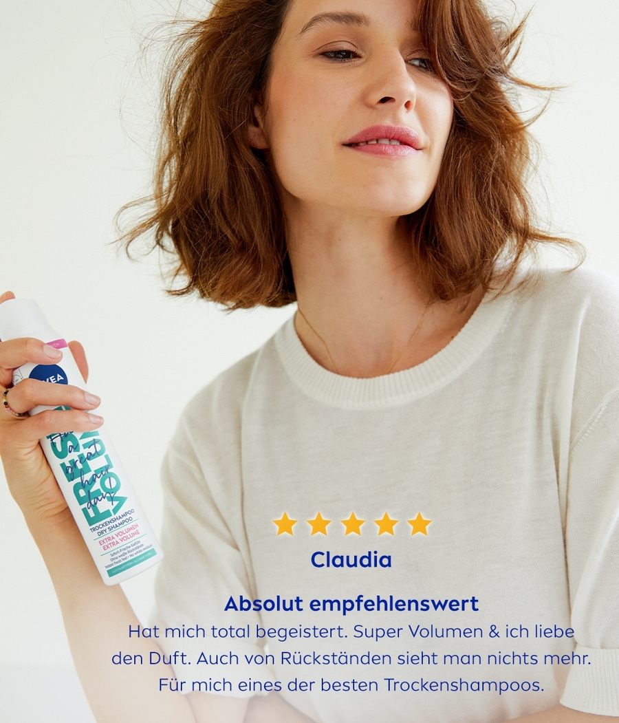Frau hält Trockenshampoo, Bewertung mit Sternen, Text: Absolut empfehlenswert, Claudia