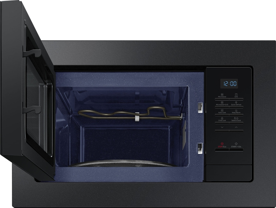 Mikrowelle mit offener Tür, Bedienfeld mit Funktionen und Uhrzeit, Innenraum blau