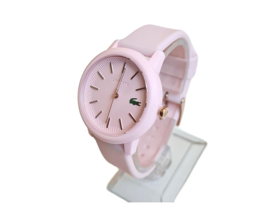 Eine rosafarbene Lacoste-Armbanduhr mit silbernen Zeigern und Krokodil-Logo.