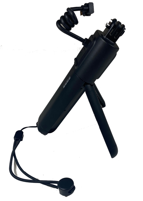 Schwarzes GoPro-Stativ mit Kabel und Handschlaufe, isoliert auf weißem Hintergrund.