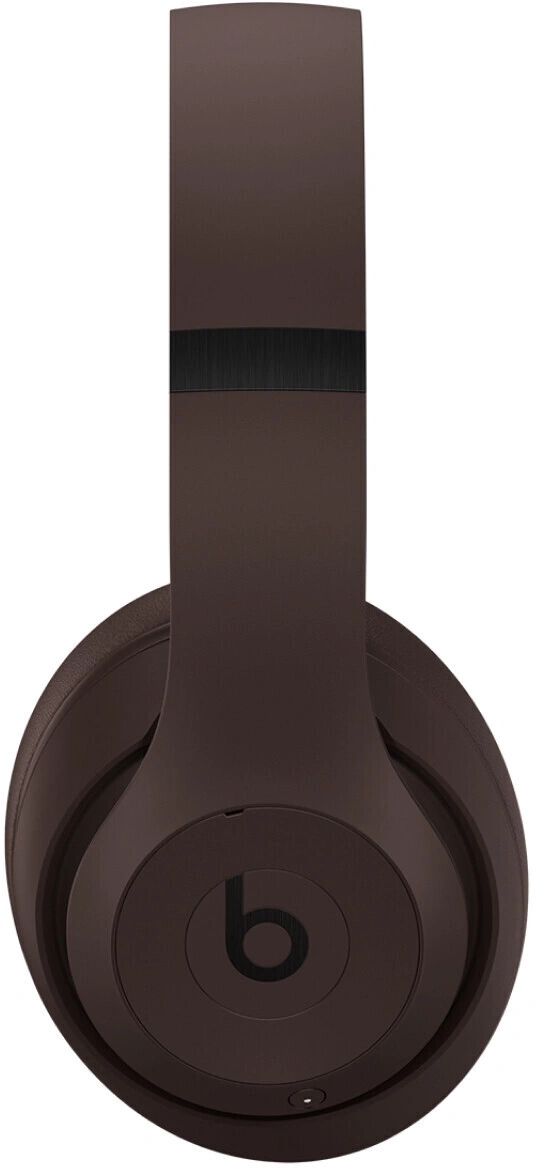 Braune Kopfhörer von Beats, Nahaufnahme, modernes Design, Over-Ear-Kopfhörer, Studio-Qualität