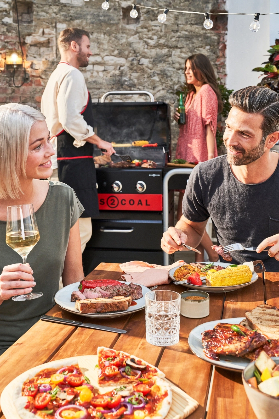 Ein Paar grillt und isst im Freien bei Sonnenschein.