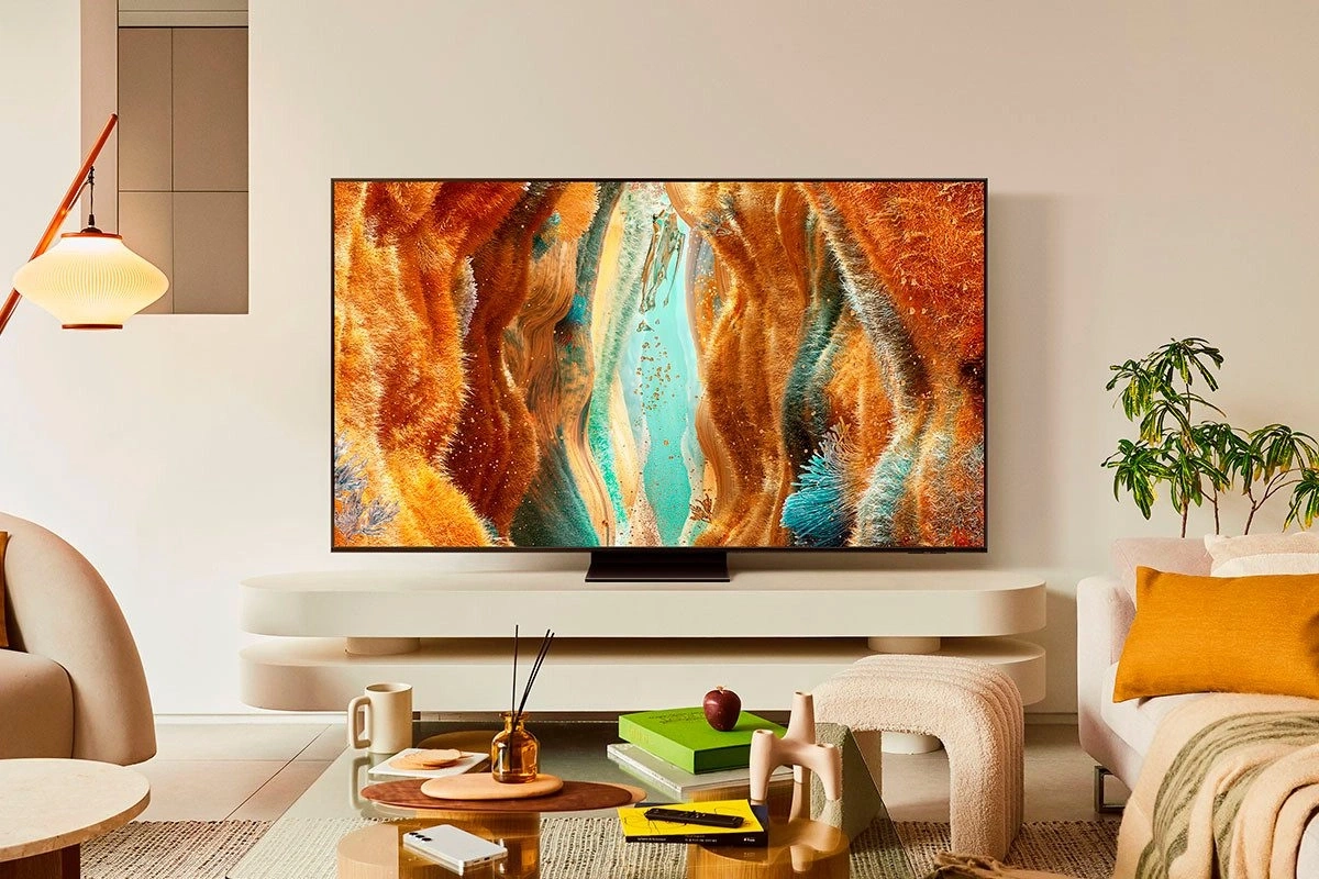 Modernes Wohnzimmer mit großem Fernseher und stilvollen Möbeln.
