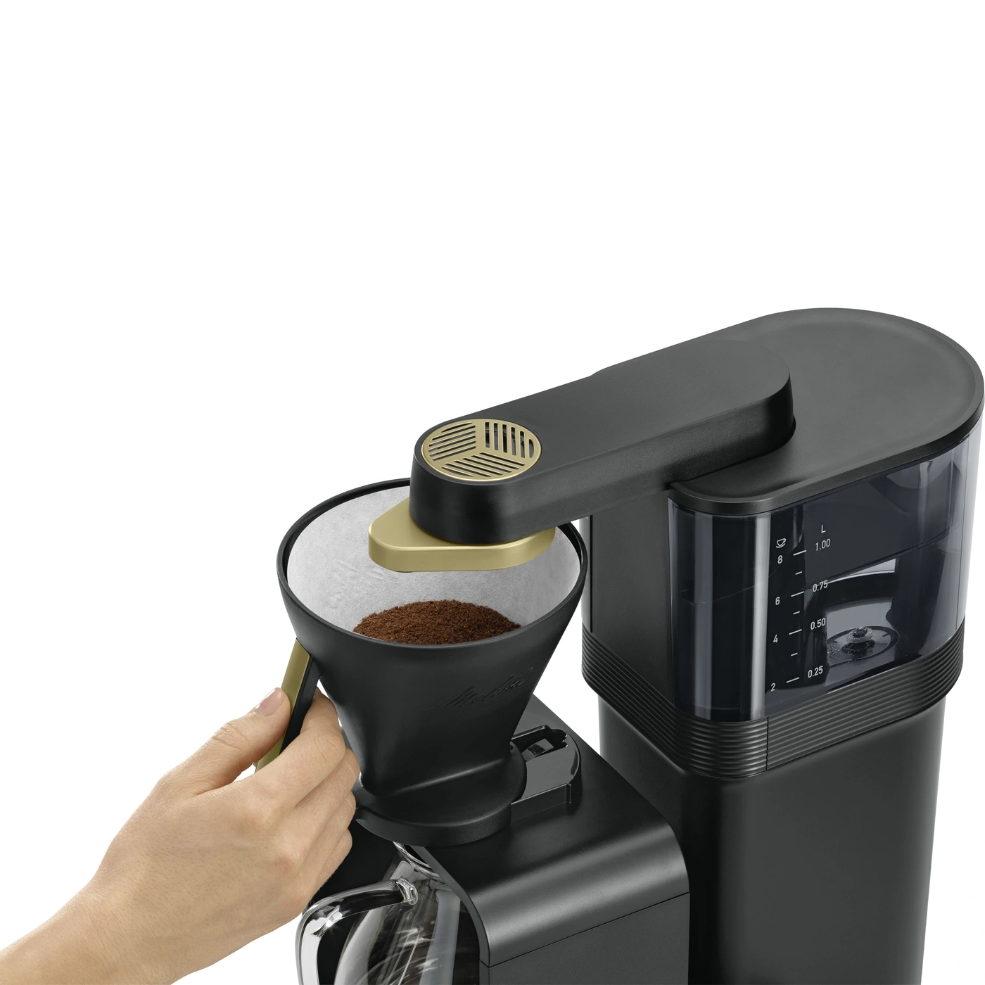 Kaffeemaschine mit Kaffeefilter und Kaffeepulver, Hand hält Filter