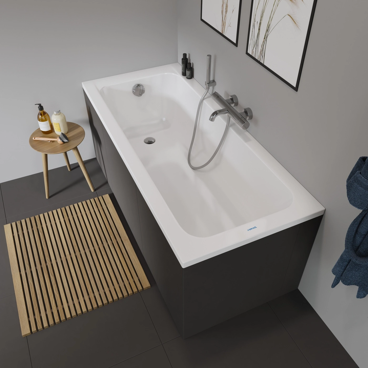 Badezimmer mit Badewanne, Holzmatte und Dekoration. Graue Fliesen und Wand.
