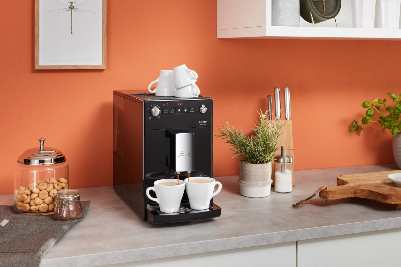 Kaffeemaschine mit Tassen, Küche, orange Wand, Dekoration, Essen, Getränke, Innenraum