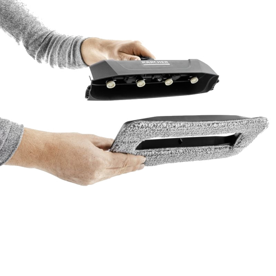 Hände halten Kärcher Fensterreiniger Zubehör, grau und schwarz, nah